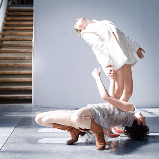 Kira Maria Kirsch Hana Lee Erdman in Loop